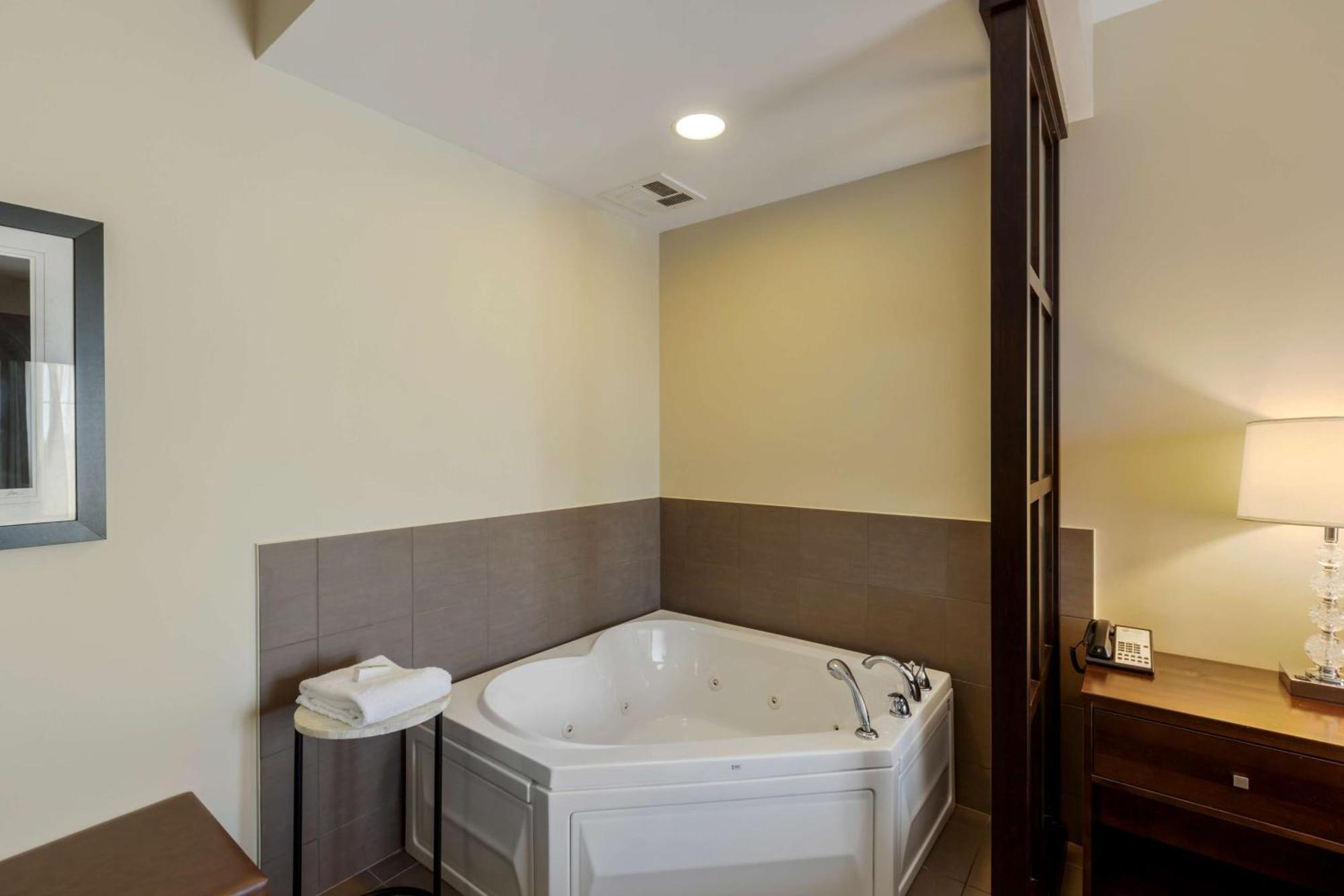 Best Western Plus Walkerton Hotel & Conference Centre ภายนอก รูปภาพ